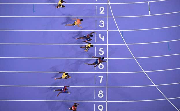 Llegada a la línea de meta del 110 metros vallas masculino en París 2024.  AFP