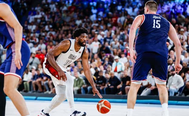 Joel Embiid bota ante Jokic. AFP