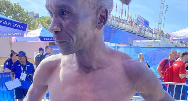 El abandono de Kipchoge provoca un efecto Forrest Gump en París: «He regalado todo menos el pantalón corto»