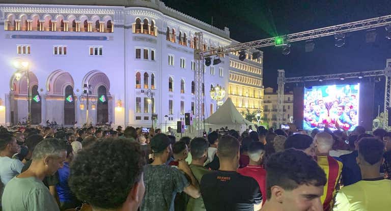 Cientos de aficionados celebraron el oro de la boxeadora Imane Khelif en la plaza de la Grand Post en Argel.