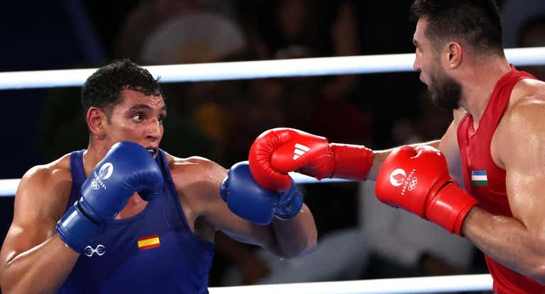 Ayoub Ghadfa y Jalolov, durante la final olímpica de París 2024.