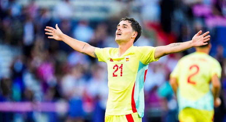 Sergio Camello celebrando uno de sus dos goles ante Francia.