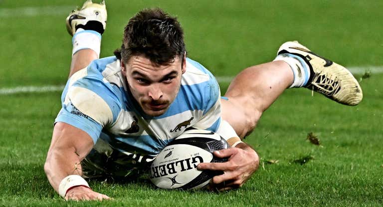 Mateo Carreras ensaya ante los All Blacks.