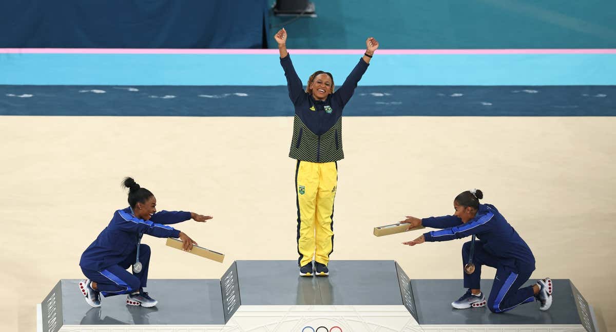 Simone Biles y Jordan Chiles reconocen el oro a Rebeca Andrade.
