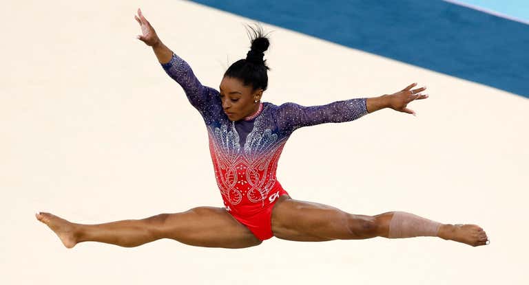 Simone Biles, en acción, durante la final de suelo en los Juegos Olímpicos.