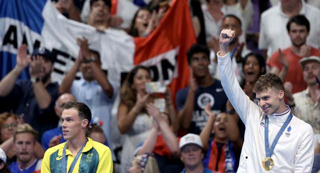 El fervor y la gloria de París por Léon Marchand que provocaron incluso la sonrisa de LeBron James