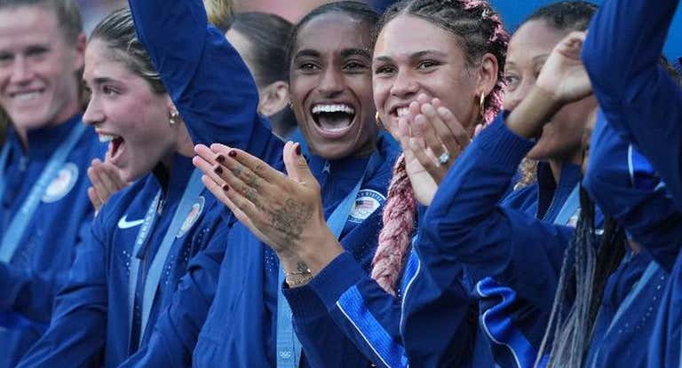 Jugadoras de EEUU celebran el oro en los JJOO.