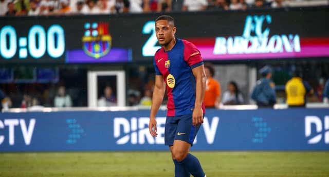 Vitor Roque pasa otro día fuera de la oficina entre los rumores de salida del Barcelona