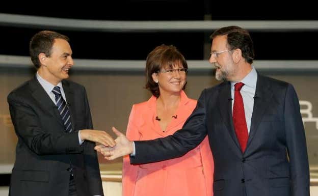Olga Viza, entre José Luis Rodríguez Zapatero y Mariano Rajoy.  ABC