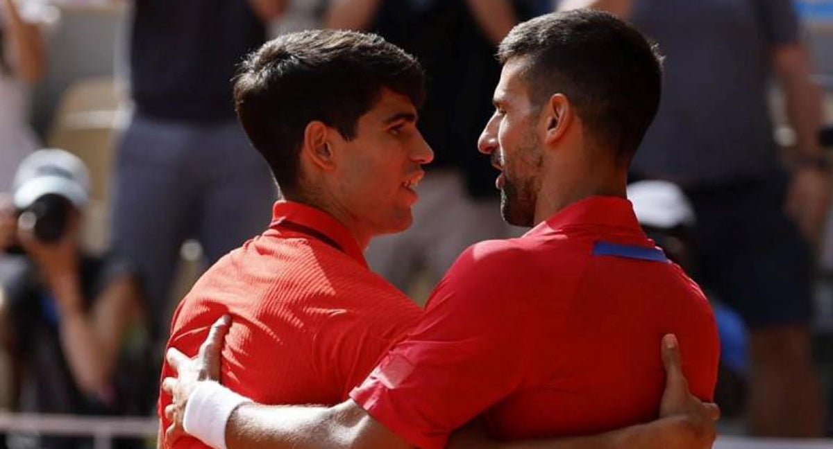 Alcaraz y Djokovic se saludan después de la final olímpica.
