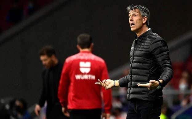 Alguacil pide explicaciones a sus jugadores en el transcurso de un partido de la temporada pasada.  AFP