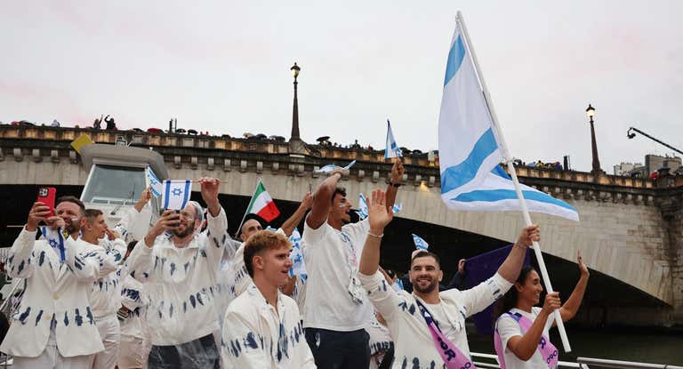 La delegación israelí, sobre el Sena, en la inauguración.