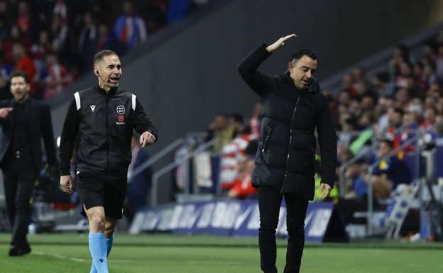 Xavi, discutiendo con el cuarto árbitro.  EFE