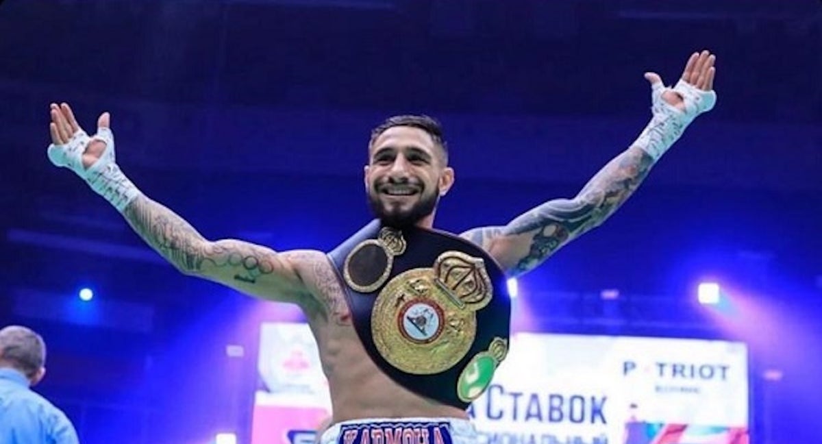 Samuel Carmona, con un cinturón intermedio WBA, en 2020.