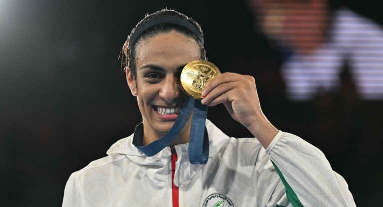Imane Khelif celebra su oro en los Juegos Olímpicos de París 2024.