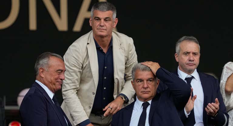 Joan Laporta con algunos de los miembros de la Junta Directiva durante el Gamper.