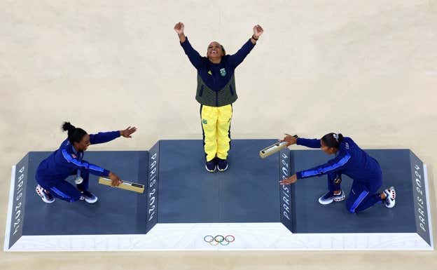 Foto del podio tras la final femenina de suelo. Reuters