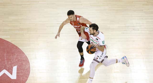 Preparadores particulares y entrenamientos que se puedan compaginar con las vacaciones: así es el verano de los jugadores de baloncesto
