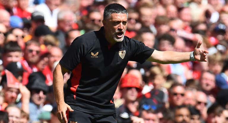 García Pimienta, en el partido de pretemporada contra el Liverpool.