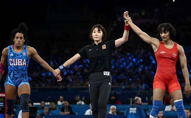 Vinesh Phogat, a la derecha, durante los Juegos Olímpicos de París 2024.  Reuters