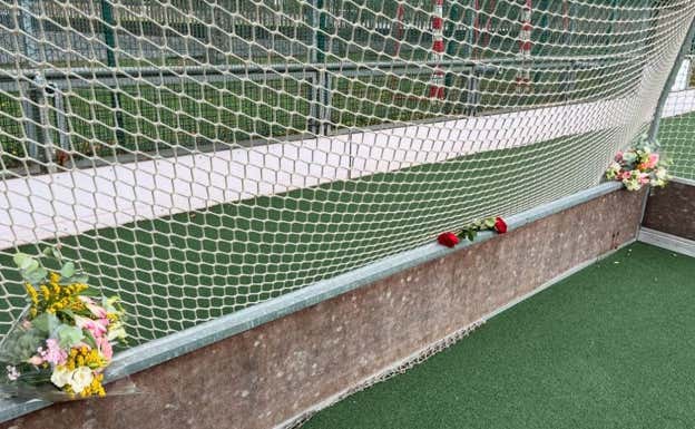 Una portería, con varios ramos de flores en honor a la jugadora fallecida. CLUB DE HOCKEY STICK GETXO