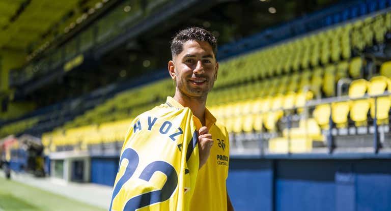 Ayoze Pérez posa con su nuevo equipo, el Villarreal.
