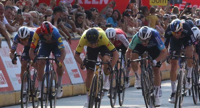 El jefe de Visma pone el grito en el cielo por la prohibición de los pinganillos: «Las carreras así son una farsa»