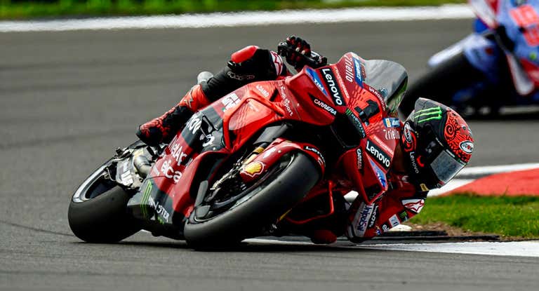 Bagnaia gana y empata con Martín mientras Márquez sigue agrandando su leyenda de caídas