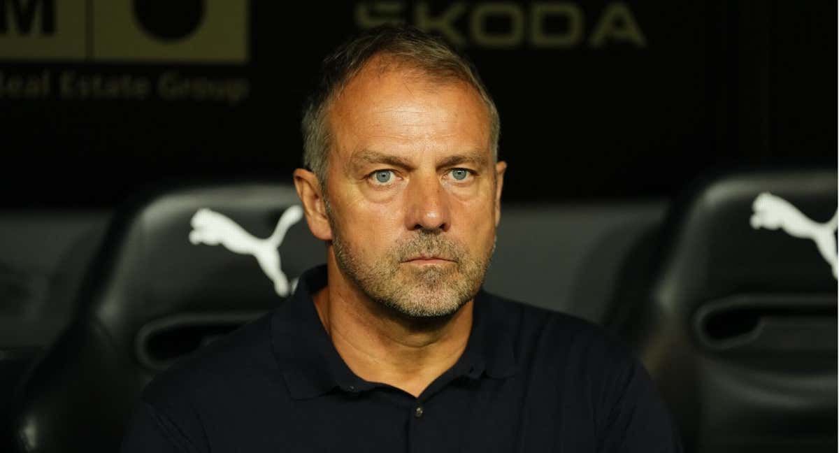 Hansi Flick en el banquillo de Mestalla.