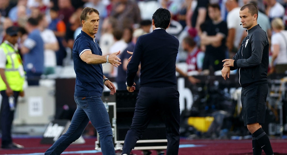 Julen Lopetegui y Unai Emery se saludan.
