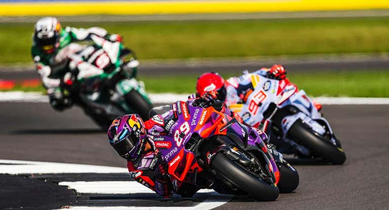 Jorge Martín se lleva una pole de récord y Marc Márquez amenaza desde la tercera posición
