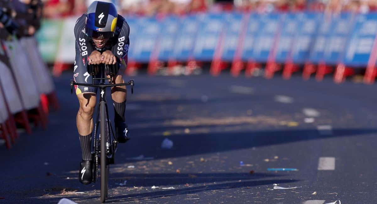 Roglic, acoplado en su bicicleta durante la contrarreloj.