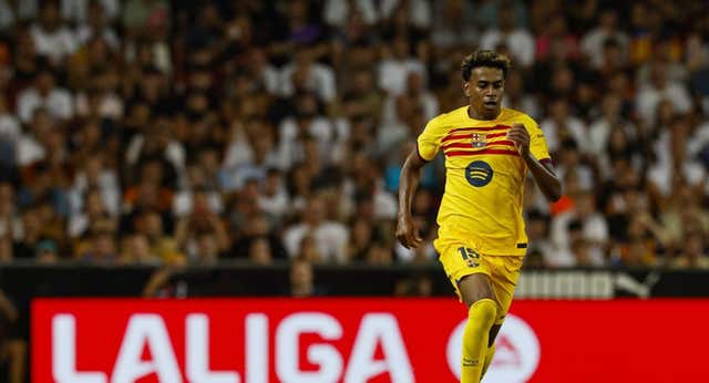 Lamine Yamal cierra su semana más difícil con una ovación en Mestalla: «A la gente le encanta verle jugar»