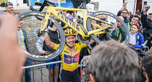 Niewiadoma y Vollering amplían la leyenda de Alpe d’Huez y engrandecen el Tour femenino
