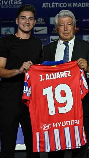 Julián Álvarez, en su presentación.  EFE
