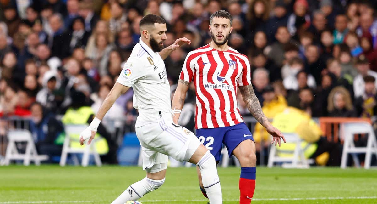 Mario Hermoso, junto a Karim Benzema, hace dos temporadas.