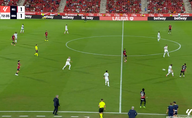 Prueba de la malísima presión esta secuencia en la que Modric salta sobre Mascarell, pivote, dejando a Samu Costa solo. La delantera del Real Madrid se mostró muy pasiva.  WYSCOUT
