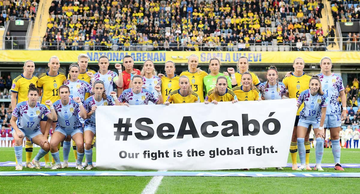 La reivindicación conjunta de las futbolistas suecas y españolas en el primer partido tras el Mundial.