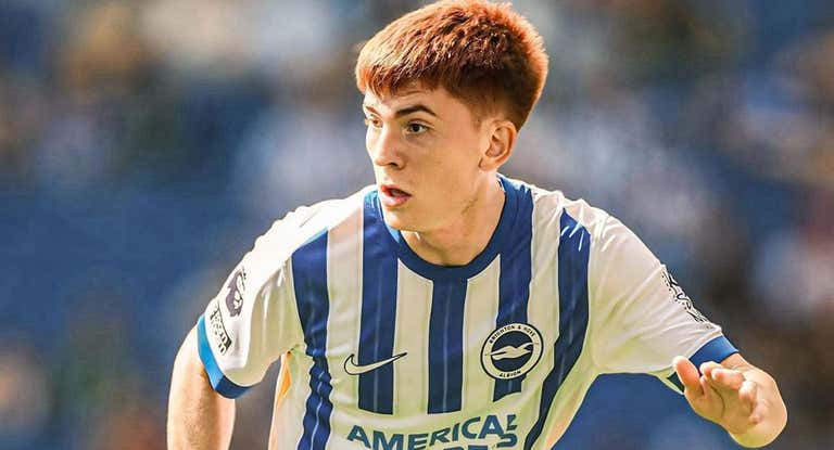Valentín Barco durante un partido con el Brighton.