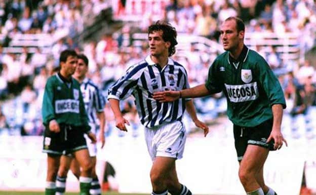 Joseba Etxeberria, con la camiseta de la Real Sociedad, defendido por Roberto Ríos.  EFE