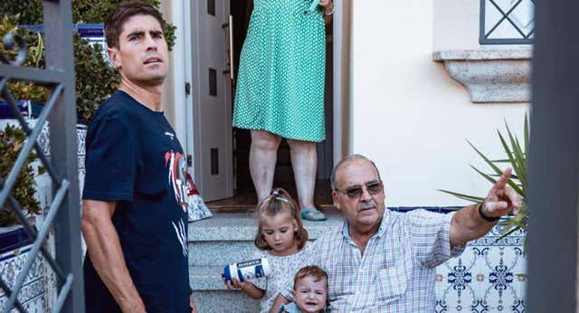 Unos vecinos de Plasencia acuden al rescate de Mikel Landa para que pueda tomar la salida en la etapa de La Vuelta