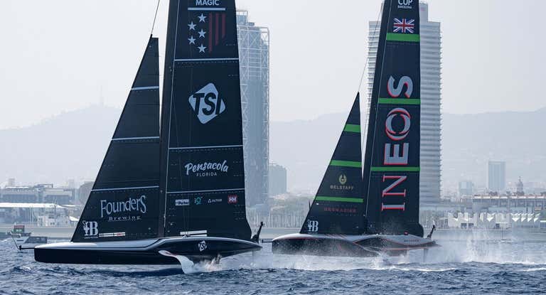 American Magic e Ineos navegan en Barcelona.
