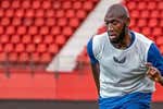Susto en el Almería: Koné se desploma por un mareo y lo llevan al hospital para descartar algo grave