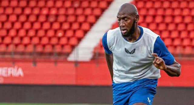 Susto en el Almería: Koné se desploma por un mareo y lo llevan al hospital para descartar algo grave
