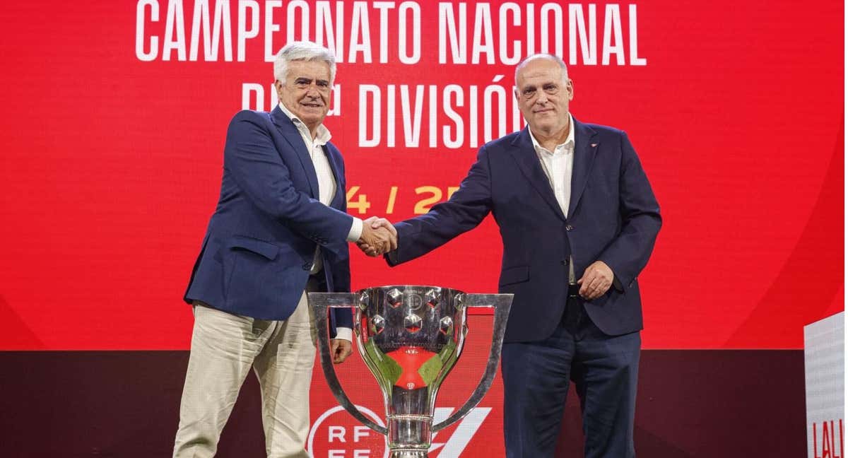 Pedro Rocha, presidente de la RFEF, junto a Javier Tebas, presidente de LaLiga, en Las Rozas.