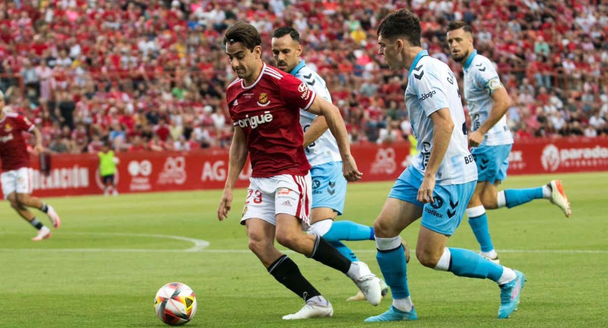 Imagen de un partido entre el Nástic-Málaga de la temporada pasada en Primera RFEF.
