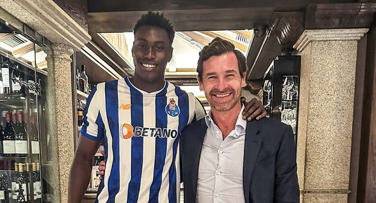 Samu Omorodion posa con la camiseta del Oporto junto al presidente Villas-Boas.