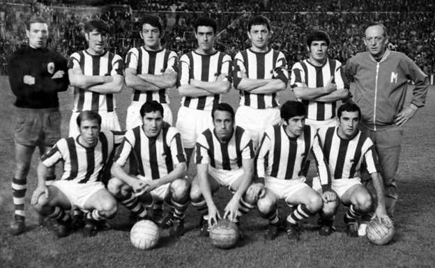 Arriba, Esnaola, Gorriti, Santamaría, Ormaetxea,  Arzak, Gaztelu, Juan Mari Anza (masajista); abajo, Urreisti, Urtiaga, Silvestre, Mendiluce y Aranbarri.  Real Sociedad