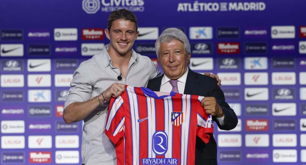 Connor Gallagher, junto a Enrique Cerezo en su presentación.