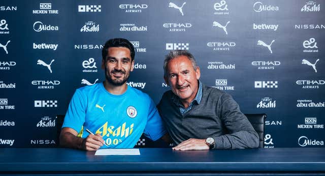 Las últimas 48 horas devuelven la sonrisa a Gündogan: alfombra roja del City, guiños en el Tast y pacto con su vecino Guardiola